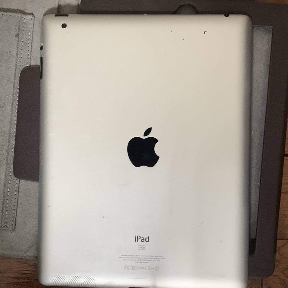 iPad 2 16 GB in Original Box and Leather Case